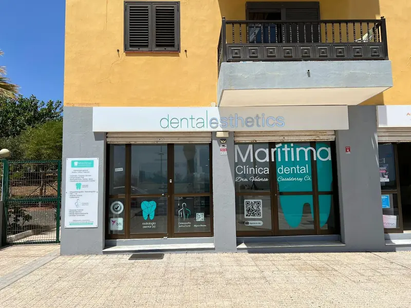 Fachada de la clínica Maritima Dental en la Avenida Marítima de Candelaria.