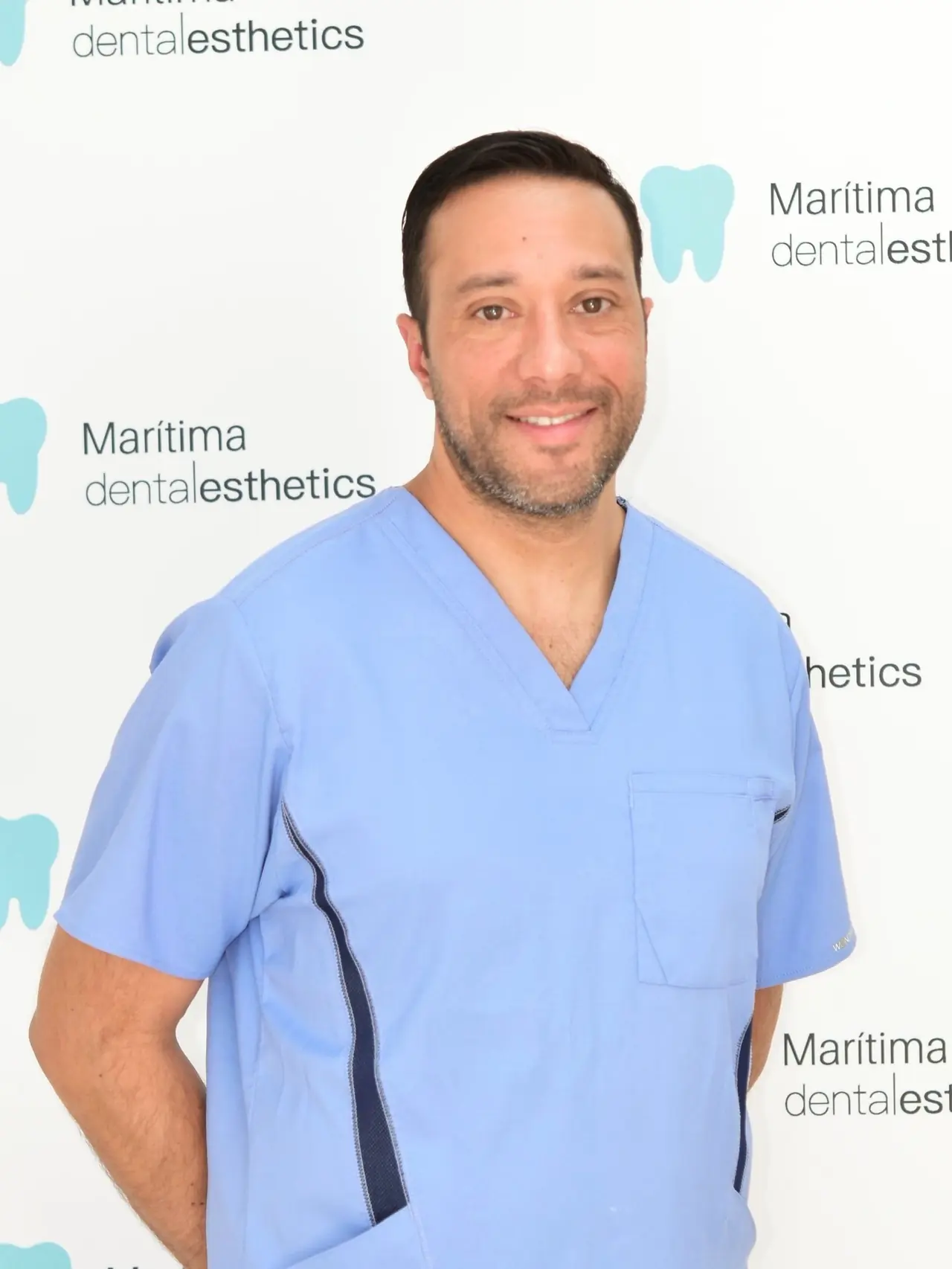 Retrato del Dr. Luis Miguel Rodríguez Silah en la clínica Maritima Dental de Candelaria.